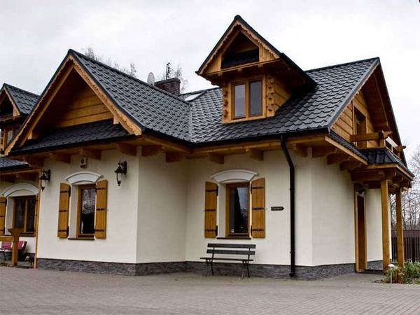 білий фасад будинку