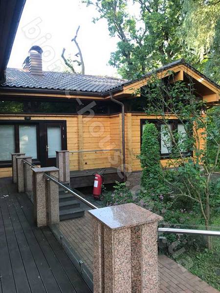 Вид на терасу дерев'яного будинку