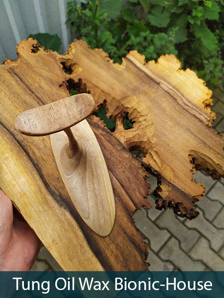 Тунгова воскова олія на дерев'яній поверхні