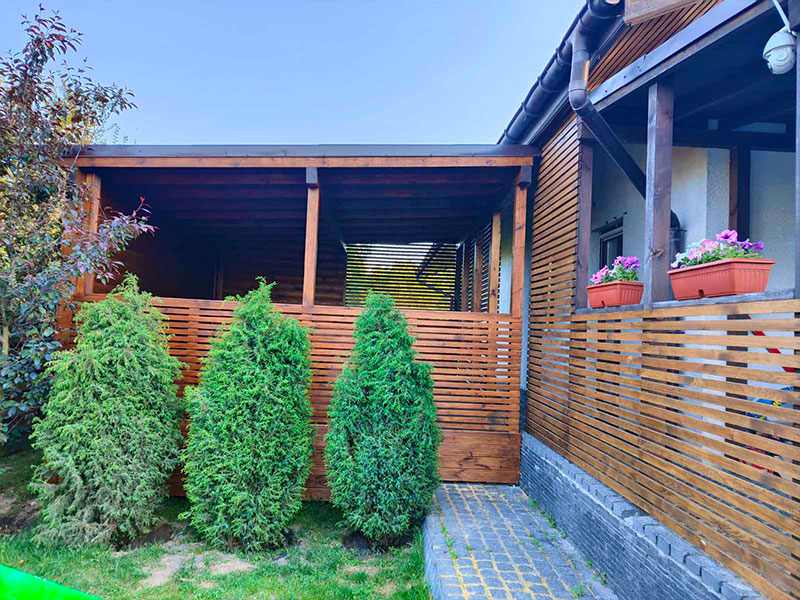 Террасна олія на дерев'яному оздобленні