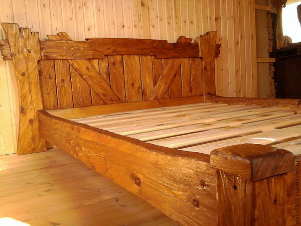 кровать покрыта яхтным лаком