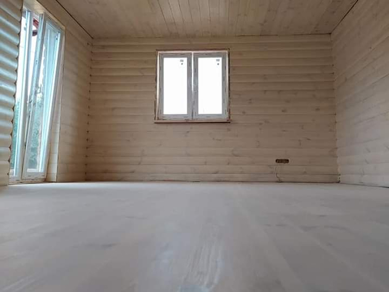 дерев'яна дощата підлога пофарбована фарбою